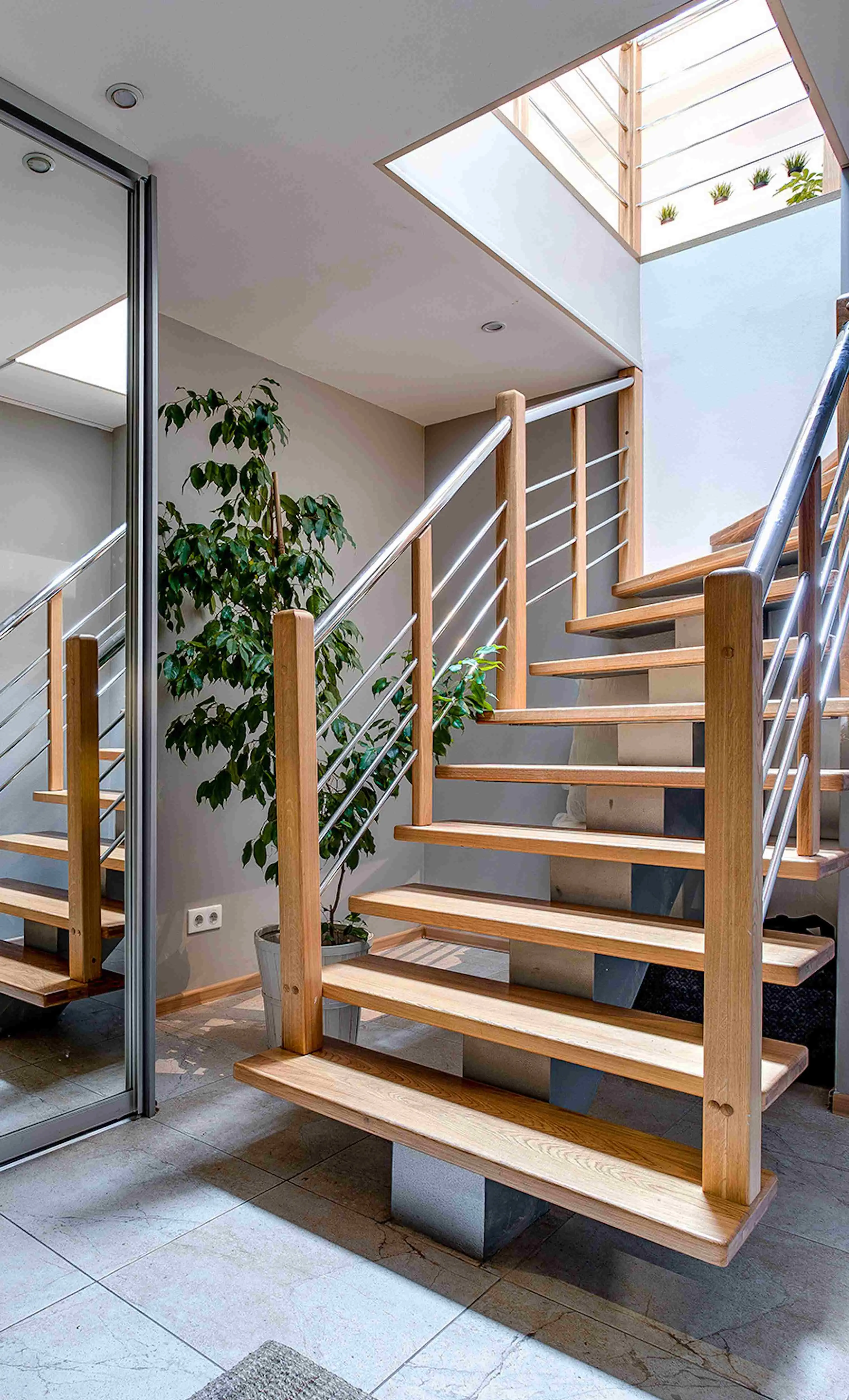 Cau thang va gieng troi (1)