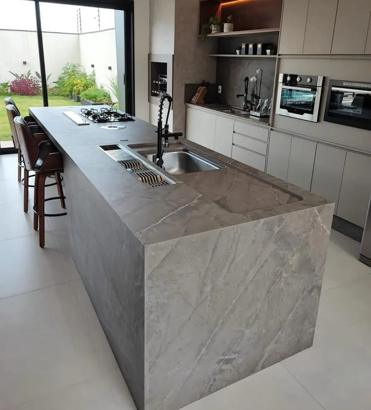 Mẫu đảo bếp hiện đại kết hợp bàn ăn và khu vực sơ chế