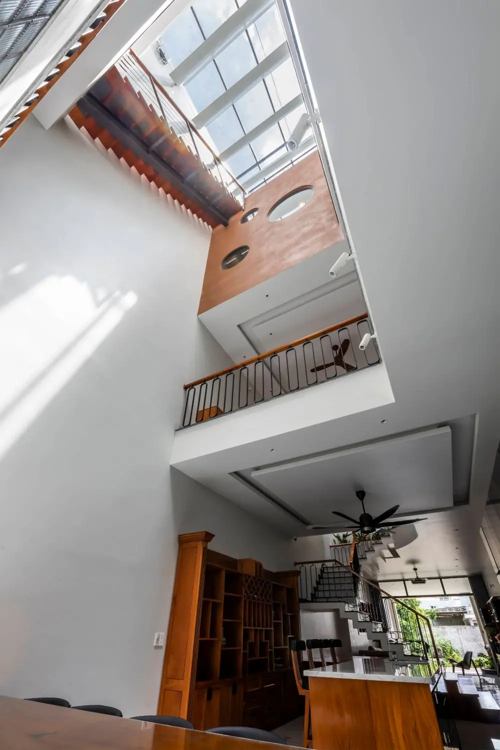 Giếng trời và thông tầng nhà phố để tận dụng ánh sáng tự nhiên-1