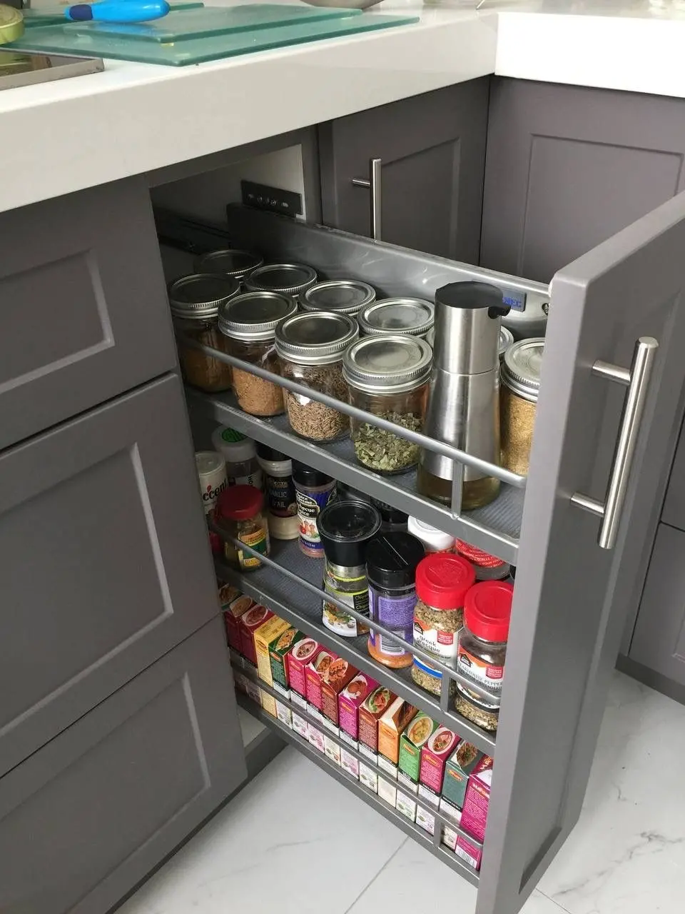 Hệ tủ kéo gia vị thông minh trong thiết kế nội thất phòng bếp