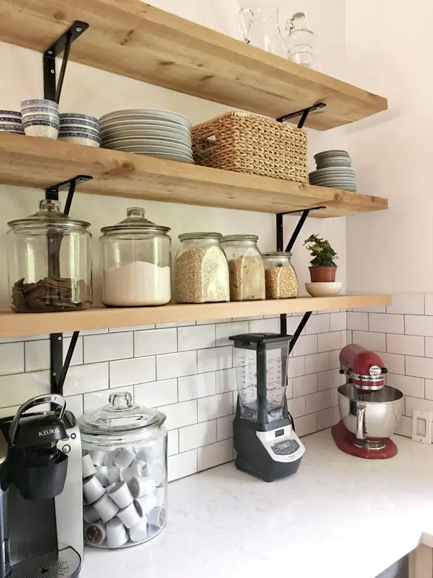 Kệ bếp được làm từ gỗ tự nhiên