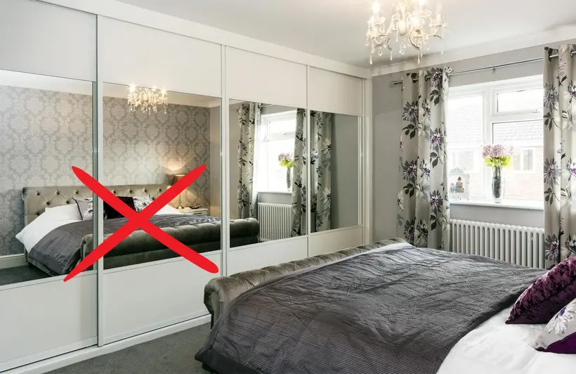 Không nên đặt giường đối diện gương