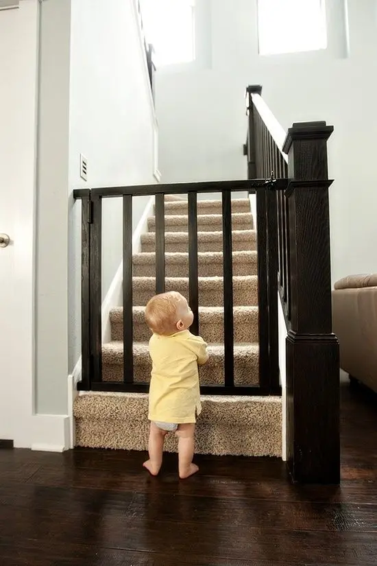 Thanh chắn cầu thang bảo vệ trẻ nhỏ