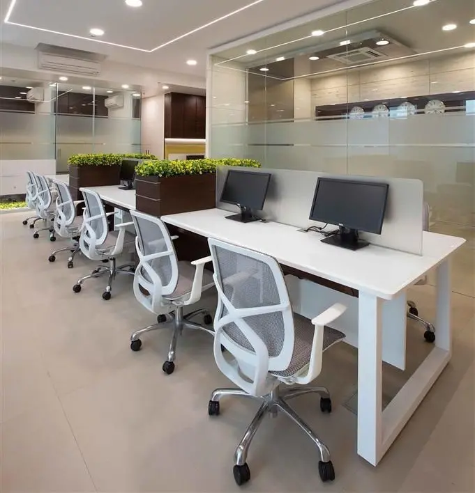 Sử dụng vách ngăn kính để phân chia không gian văn phòng hiện đại